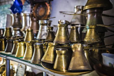 Bit pazarı Satılık üzerinde eski vintage bronz cezves. Retro mutfak gereçleri
