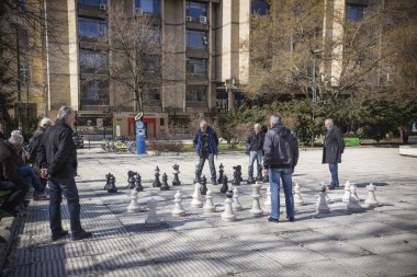 Saraybosna central Park'a. Parkın ortasında, Sarajevo, Bosna Hersek dev satranç oynayan Bosnalı erkek