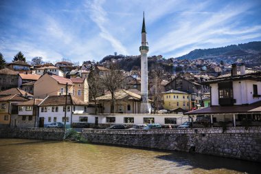 Sarajevo, Bosna Hersek - Mart 2018: Saraybosna görünümü eski kasabadan nehir köprüsü ve Camii, Sarajevo, Bosna Hersek