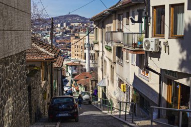 Dar sokakta Saraybosna nın eski kent, Bosna-Hersek milli ve Üniversite Kütüphanesi Bosna ve Hersek binasının görünümü