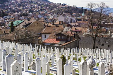 Müslüman mezarlığı hill Saraybosna şehir üzerinde. Bosna Savaşı sonuçları.