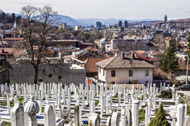 Müslüman mezarlığı hill Saraybosna şehir üzerinde. Bosna Savaşı sonuçları.
