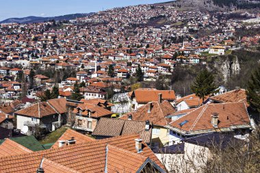 Saraybosna Eski kasaba çatılar ve evler tepelerde, Sarajevo, Bosna Hersek Hava görünümünü