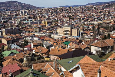 Saraybosna Eski kasaba çatılar ve evler tepelerde, Sarajevo, Bosna Hersek Hava görünümünü