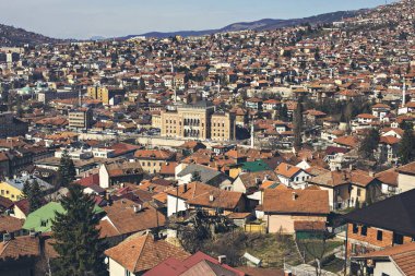 Saraybosna Eski kasaba çatılar ve evler tepelerde, Sarajevo, Bosna Hersek Hava görünümünü