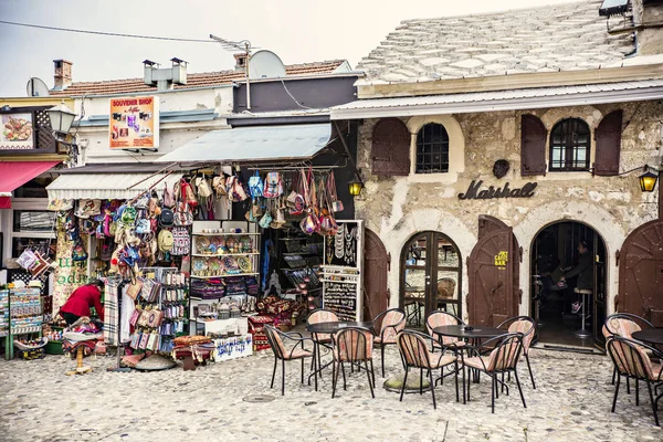 波斯尼亚和黑塞哥维那莫斯塔尔老城狭窄街道上的户外咖啡馆 — 图库照片