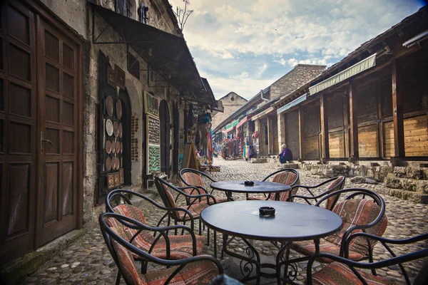 在莫斯塔尔老城的咖啡馆外 波斯尼亚和黑塞哥维那莫斯塔尔狭窄街道上的桌椅 — 图库照片