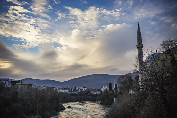 Veduta Della Città Mostar Tramonto Minareti Vecchie Case Contro Cielo — Foto Stock
