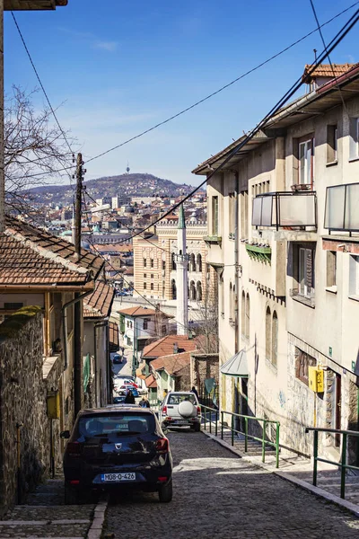 ボスニア ヘルツェゴビナ サラエボ旧市街の狭い通りから国立大学図書館のボスニアおよびヘルツェゴビナの建物の表示 — ストック写真