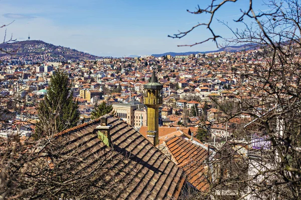 サラエボ旧市街の屋根と サラエボ ボスニア ヘルツェゴビナの丘の上の家の空撮 — ストック写真