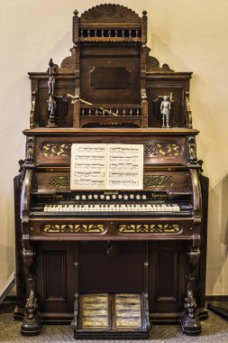  Bir Kiev evlerin üzerine müzik kitap ile Retro eski ev organ. Ev organ, müzik kitap ve piyano klavye yakın kadar Kiev, Ukrayna.
