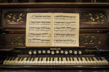  Bir Kiev evlerin üzerine müzik kitap ile Retro eski ev organ. Ev organ, müzik kitap ve piyano klavye yakın kadar Kiev, Ukrayna.