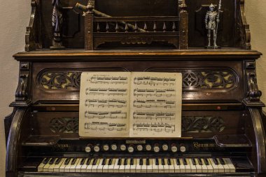  Bir Kiev evlerin üzerine müzik kitap ile Retro eski ev organ. Ev organ, müzik kitap ve piyano klavye yakın kadar Kiev, Ukrayna.