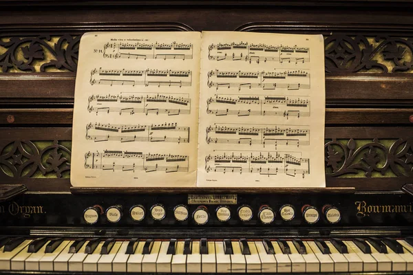 Bir Kiev Evlerin Üzerine Müzik Kitap Ile Retro Eski Organ — Stok fotoğraf