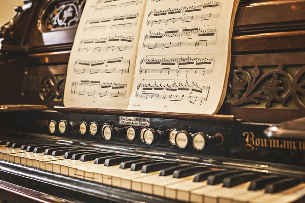  Bir Kiev evlerin üzerine müzik kitap ile Retro eski ev organ. Ev organ, müzik kitap ve piyano klavye yakın kadar Kiev, Ukrayna.