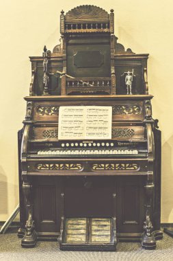 Bir Kiev evlerin üzerine müzik kitap ile Retro eski ev organ. Ev organ, müzik kitap ve piyano klavye yakın kadar Kiev, Ukrayna.