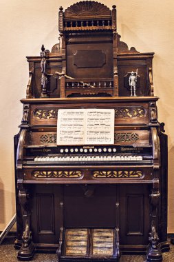 Kiev, Ukrayna - Şubat 2018: Retro eski ev organ müzik bir kitap evleri Kiev birinde ile. Ev organ, müzik kitap ve piyano klavye yakın kadar Kiev, Ukrayna.