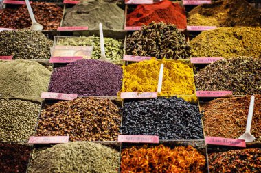 Üstünde belgili tanımlık sayaç, Kiev, Ukrayna pazarında Bessarabka renkli baharat heaps. Çeviri Rusça dil yazma baharat isimleri: Kakuleden, zerdeçal, Yıldız anason, safran vb... 