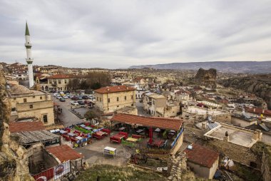 Ortahisar, Türkiye - Aralık 2018: Kapadokya Ortahisar kasabasının havadan görünümü. Eski kent merkezi ve cami minaresi, Anadolu, Turkey