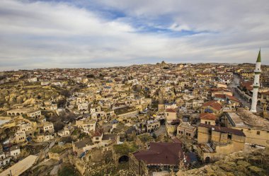 Ortahisar, Türkiye - Aralık 2018: Kapadokya Ortahisar kasabasının havadan görünümü. Eski kent merkezi ve cami minaresi, Anadolu, Turkey