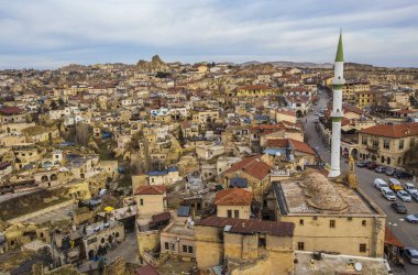 Ortahisar, Türkiye - Aralık 2018: Kapadokya Ortahisar kasabasının havadan görünümü. Eski kent merkezi ve cami minaresi, Anadolu, Turkey