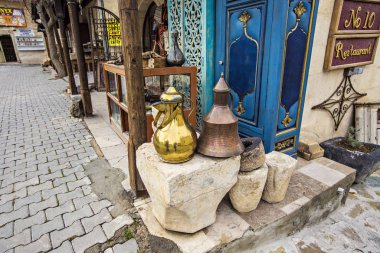 Ortahisar, Türkiye - Aralık 2018: Kapadokya Ortahisar kasabasında, antika dükkanı. Eski vintage mobilya ve iç unsurları Türk pazarında, Anadolu, Türkiye'de Satılık