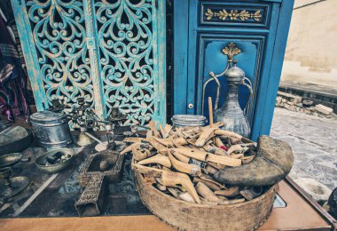 Ortahisar, Türkiye - Aralık 2018: Kapadokya Ortahisar kasabasında, antika dükkanı. Eski vintage mobilya ve iç unsurları Türk pazarında, Anadolu, Türkiye'de Satılık