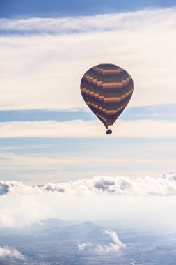 Göreme, Türkiye - Aralık 2018: sıcak hava balonu Cappadocia (Kapadokya), Greme Türkiye üzerinden havada
