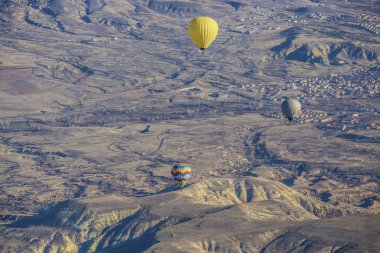 GOREME, TURKEY - Aralık 2018: Kapadokya üzerinde havada renkli sıcak hava balonları (Kapadokya), Greme Turkey