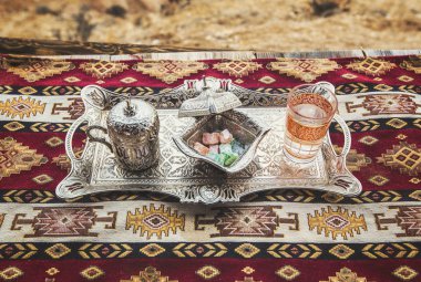 Tatlılar gümüş tepsi ile Türk kahvesi, Kapadokya Göreme, Türkiye'de fotoğraf alınır