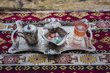 Tatlılar gümüş tepsi ile Türk kahvesi, Kapadokya Göreme, Türkiye'de fotoğraf alınır