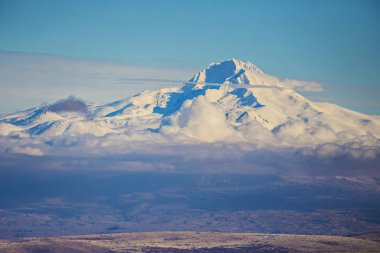 Göreme Milli Parkı ile karlı Kapadokya Erciyes Dağı görüntülemek,