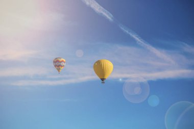 Sıcak hava balonları mavi gökyüzünde güneş ışınları efektli, Kapadokya, Türkiye
