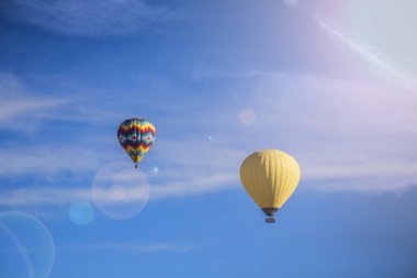 Sıcak hava balonları mavi gökyüzünde güneş ışınları efektli, Kapadokya, Türkiye