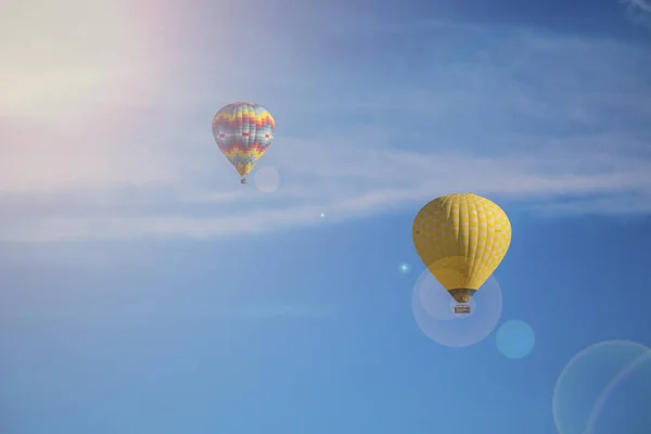 Balonów Ogrzane Powietrze Błękitne Niebo Mocą Promienie Słoneczne Kapadocja Turcja — Zdjęcie stockowe