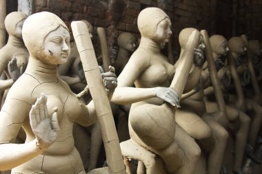 KOLKATA, INDIA - Ocak 2017: Hindistan 'ın batısındaki Kolkata' nın Kumartuli ilçesinde Hint tanrısı heykeli yapan Hintli zanaatkar