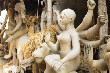 KOLKATA, INDIA - Ocak 2017: Hindistan 'ın batısındaki Kolkata' nın Kumartuli ilçesinde Hint tanrısı heykeli yapan Hintli zanaatkar