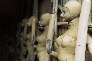 KOLKATA, INDIA - Ocak 2017: Hindistan 'ın batısındaki Kolkata' nın Kumartuli ilçesinde Hint tanrısı heykeli yapan Hintli zanaatkar