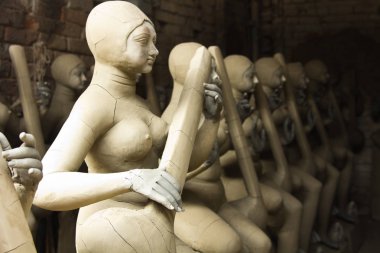 Kolkata 'daki Kumartuli atölyesindeki Clay' den Saraswati heykeli üretimi, Hindu tanrılarının heykel üretimi, Hindistan