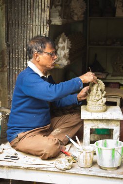 Kolkata, Hindistan - Ocak, 2016: Hintli usta üreten Ganesha Lord heykele Kumartuli bölge Kolkata, Batı Bengal, Hindistan 