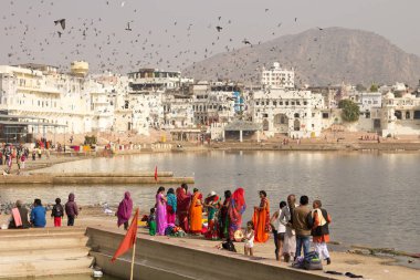 Pushkar, Hindistan - Aralık 2015: Hint insanlar kutsal Pushkar Gölü, Rajasthan, Hindistan ziyaret