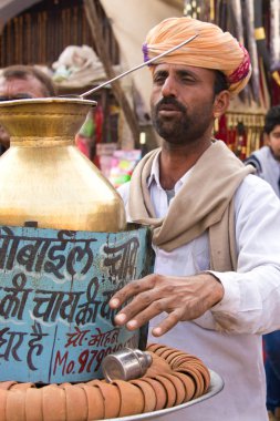 Pushkar, Hindistan - Aralık 2015: Hint masala çay (chai wala) Pushkar kentindeki Hindistan sokakta satan adam