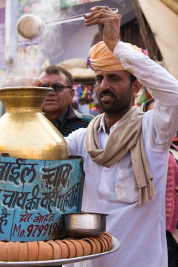 Pushkar, Hindistan - Aralık 2015: Hint masala çay (chai wala) Pushkar kentindeki Hindistan sokakta satan adam
