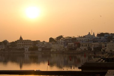 Pushkar kutsal göl günbatımı, Rajasthan, Hindistan sırasında