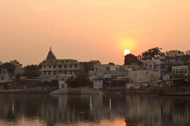 Pushkar kutsal göl günbatımı, Rajasthan, Hindistan sırasında