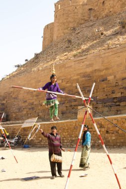 JAISALMER, INDIA - Aralık 2017: Jaisalmer, Rajasthan, Hindistan 'daki geleneksel fuarda Hintli kız halat cambazı (mela)