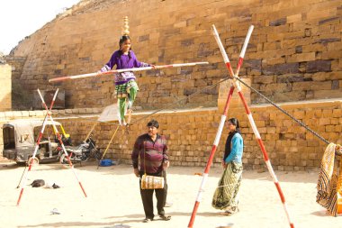 JAISALMER, INDIA - Aralık 2017: Jaisalmer, Rajasthan, Hindistan 'daki geleneksel fuarda Hintli kız halat cambazı (mela)