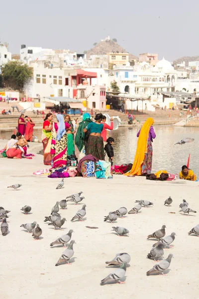 Pushkar Indien December 2017 Indiska Kvinnor Klädda Färgglada Sarees Nära — Stockfoto