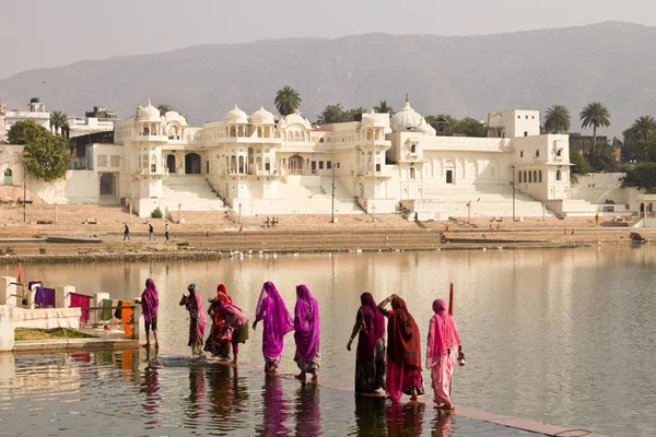 Pushkar Indien December 2015 Indiska Människor Besöker Pushkar Heliga Sjön — Stockfoto