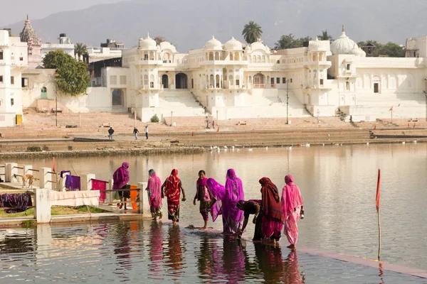 Pushkar Indien December 2015 Indiska Människor Besöker Pushkar Heliga Sjön — Stockfoto